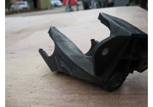 Утримувач троса КПП Renault Logan (05-08), Megane III, Sandero Stepway, K7M, K7J, K9K, 8200449303